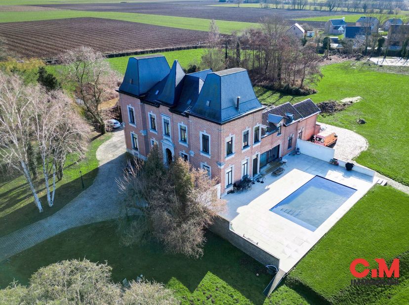 Situé à Donceel à proximité des axes autoroutiers, ce magnifique manoir développe environ 1.055 m² habitables sur un vaste terrain de 17.000 m². Son p