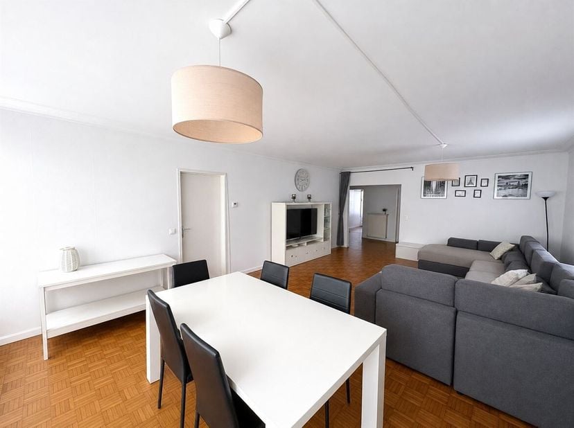 Ruim gelijkvloers appartement rustig gelegen en toch op wandelafstand van het centrum<br />
Ligging: <br />
Het appartement ligt in een rustige woonwi