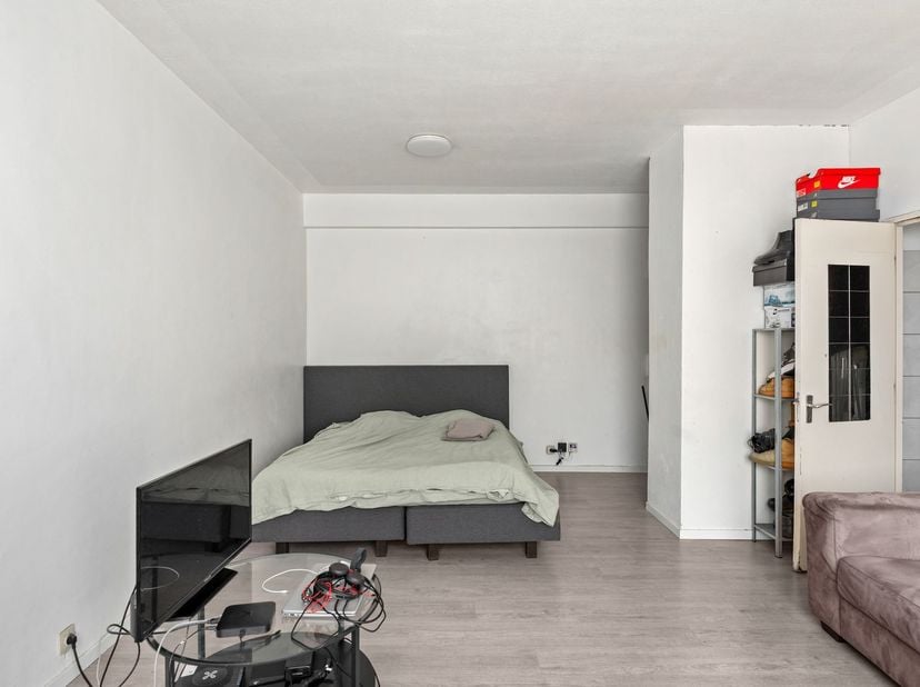 Ligging: Deze studio is ideaal gelegen aan de Helenalei 24, vlak bij het Stadspark en op wandelafstand van het Centraal Station. De buurt biedt vlotte