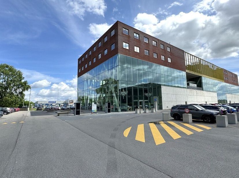 Bureau meublé avec services (20m² - max 4 postes de travail)<br />
Emplacement : à proximité de la sortie E313 ; arrêt de bus à distance de marche<br