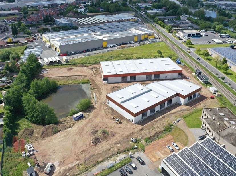 Nieuwbouw KMO-unit met een oppervlakte van 240 m² en minstens 2 privatieve parkeerplaatsen te koop op toplocatie in Izegem.<br />
<br />
De casco bedr