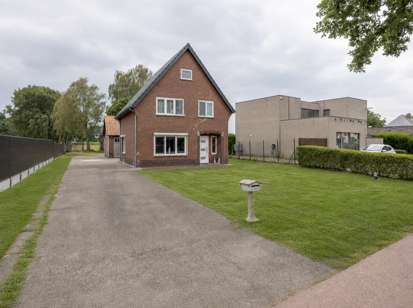 Ben je op zoek naar een vrijstaande op te frissen gezinswoning op een riant perceel? Dan is dit pand op een perceel van 14are 53ca precies wat je zoek