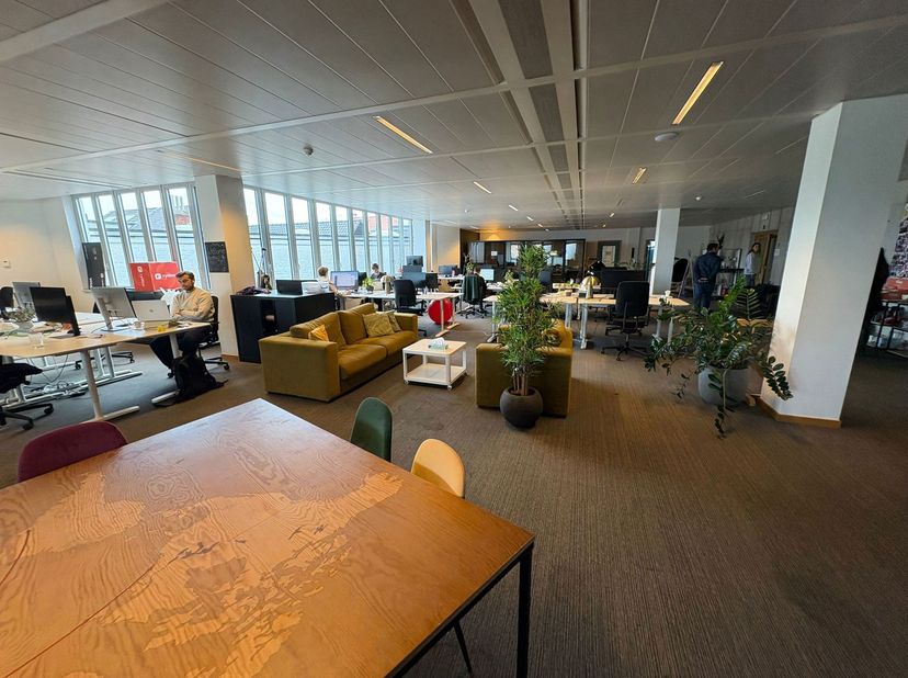Moderne kantoorruimte van ca. 484,66 m² te huur op de 3de verdieping van een kwalitatief kantoorgebouw in Mechelen. Het gebouw combineert een karakter