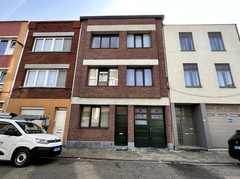 Overdekte autostaanplaats voor het stallen van een auto, aanhangwagen, een elektrische motor in afgesloten parkeergarage.