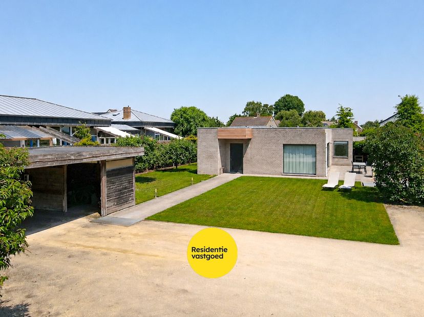 Deze instapklare alleenstaande bungalow is gelegen op een royaal perceel en biedt een uitzonderlijke combinatie van ruimte, comfort en gelijkvloers wo