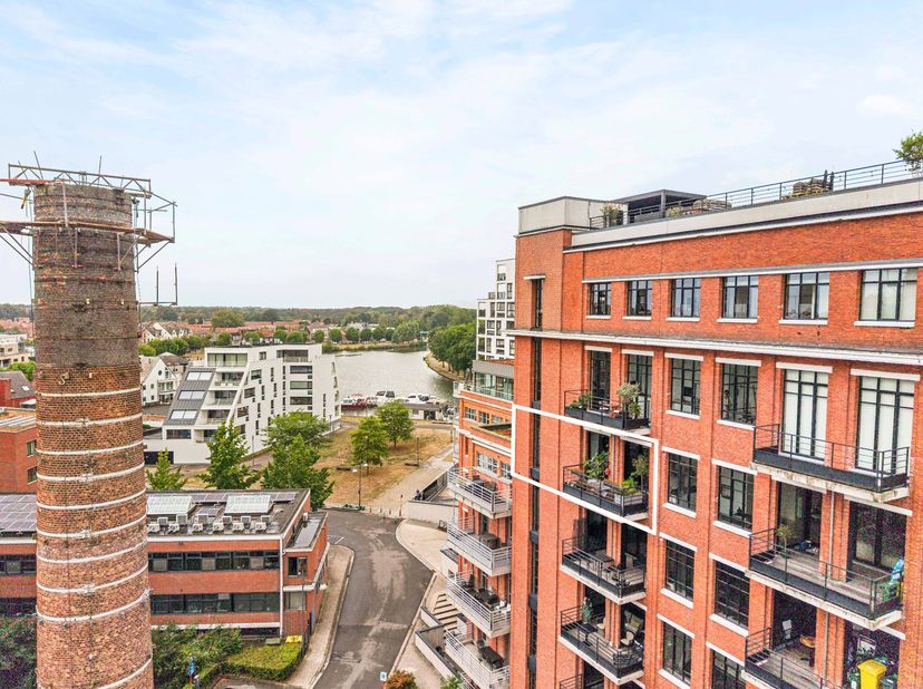 Op een toplocatie aan de Nieuwe Kaai in Turnhout bevindt zich deze karaktervolle fabrieksloft van ca. 102 m², gelegen op de 5de verdieping van ‘Anco B