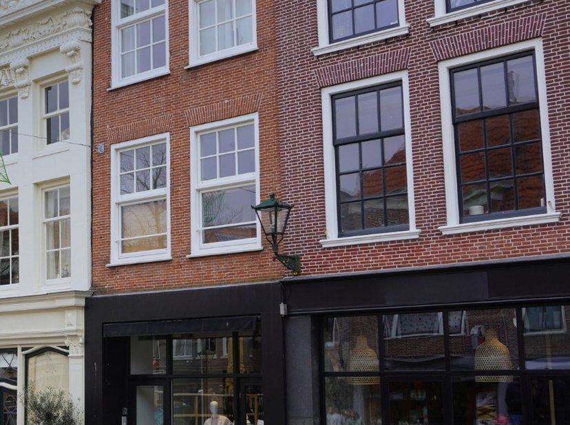 BRUSSEL (Grote Markt - Beurs): Commerciële hotspot met hoge passentenfrequentie, commerciële begane grond + woningen (#1X+4_VEPO_BRU)<br />
· Voetgang