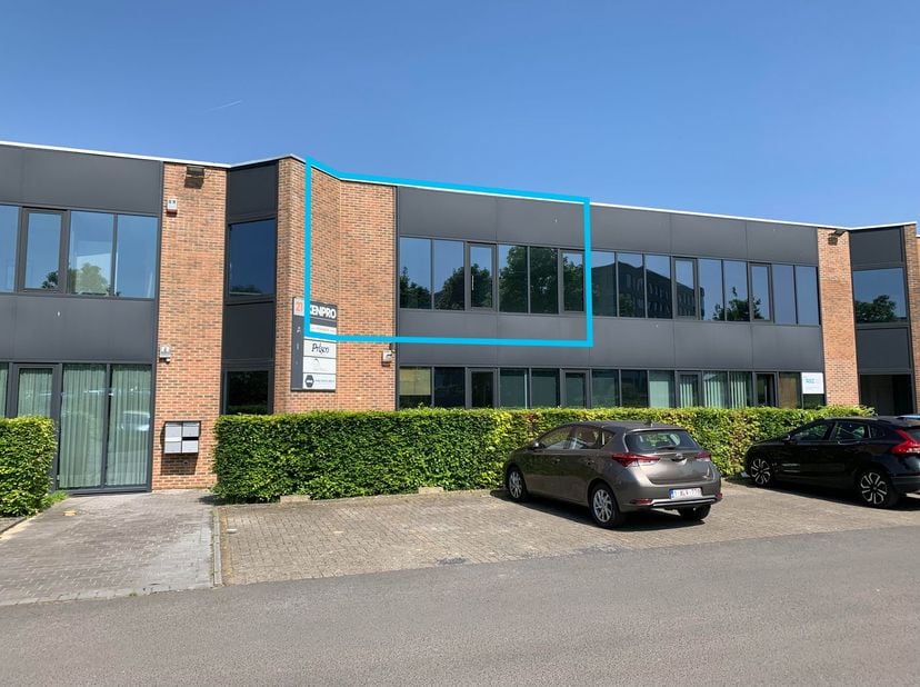 Uitstekend gelegen kantoor van 150 m² met 4 privatieve parkeerplaatsen te koop vlakbij de E17 exit 2 Hoog-Kortrijk (750 m).<br />
<br />
De instapklar