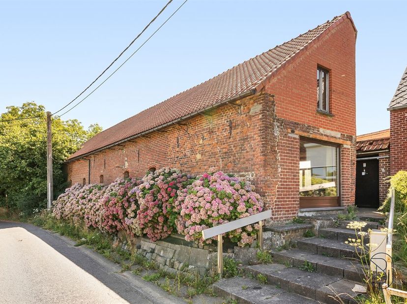 Dit karakteristieke, te renoveren huis ligt verscholen in het hart van het platteland, in een rustige en groene omgeving, en biedt een prachtig potent