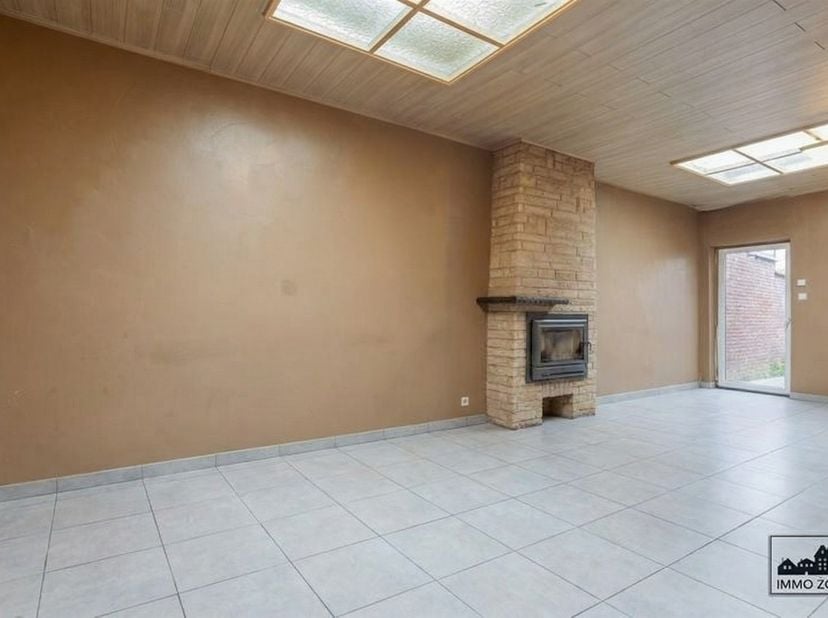 Deze woning is zeer gunstig gelegen nabij alle voorzieningen zoals winkels, scholen en openbaar vervoer. Daarnaast geniet deze woning ook van een goed