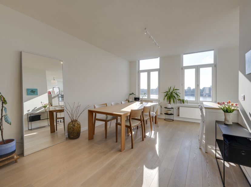 Op een unieke locatie aan de prestigieuze Plantinkaai bevindt zich dit prachtige duplexappartement, gelegen op de derde en vierde verdieping van een k