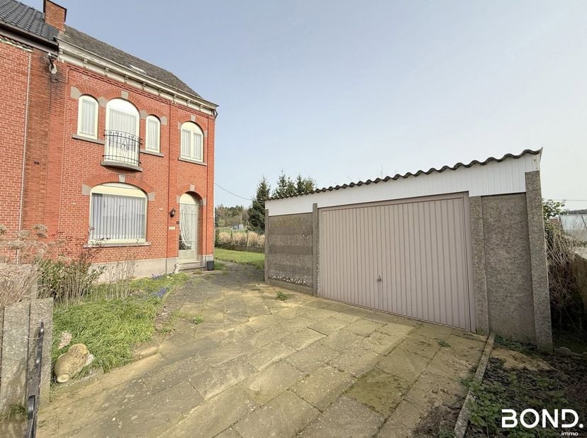 Te renoveren driegevelwoning in een doodlopende straat.<br />
Deze woning biedt tal van mogelijkheden voor wie op zoek is naar een renovatieproject me