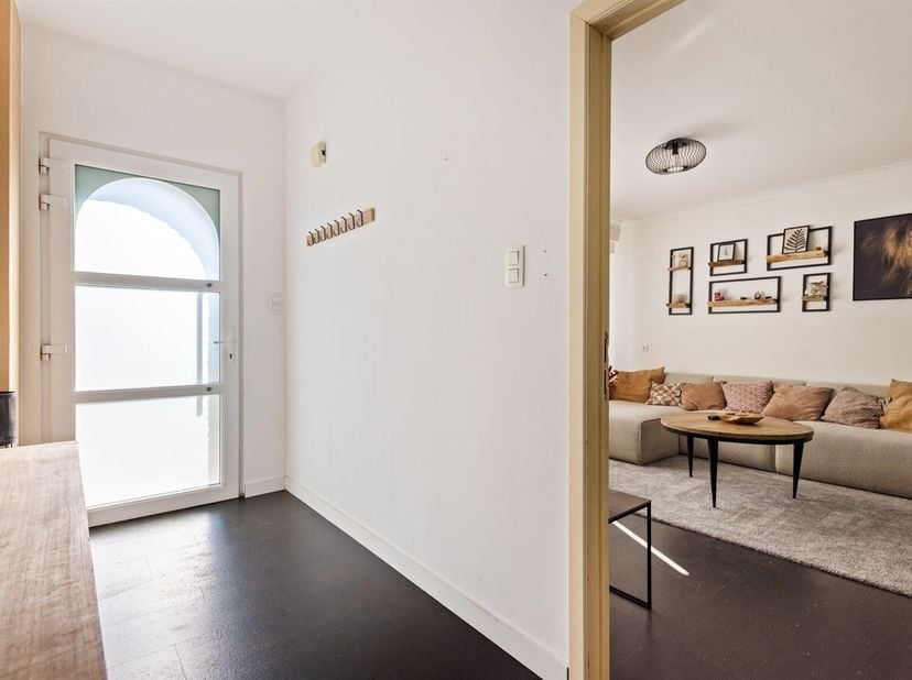 Welkom in deze charmante halfopen bebouwing, gelegen in de rustige en tegelijk centrale straat "De Bergen" 52 te Zandhoven. Deze woning combineert een