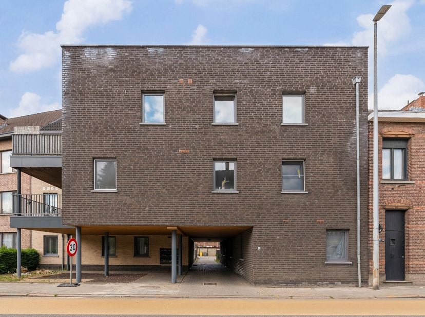 Huurprijs: 630 EUR per maand<br />
+ 60 EUR per maand voor de autostaanplaats en berging<br />
+ 90 EUR per maand provisie voor de gemeenschappelijke