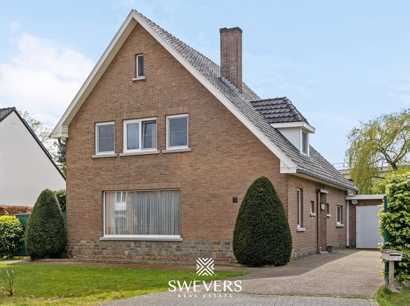 Voor meer info en foto’s, surf naar www.swevers.be – Deze open bebouwing op Zavelstraat 37 in Zonhoven biedt met een bewoonbare oppervlakte van ca. 21