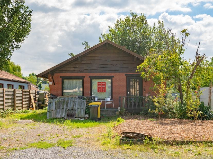 TE RENOVEREN WONING MET TOPLIGGING -<br />
Te renoveren woning met topligging, gekadastreerd sectie B, nummer 0209V P0000, groot 9a 58ca, KI: 485 euro