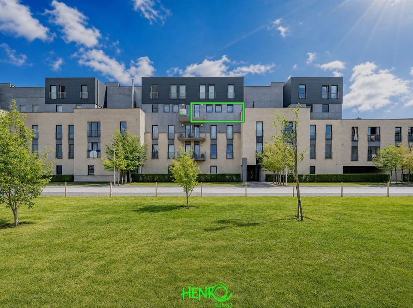 Henro Immo vous présente cet agréable appartement 2 chambres de 94 m², idéalement situé à l'entrée de la ville, au sein dune résidence moderne de stan
