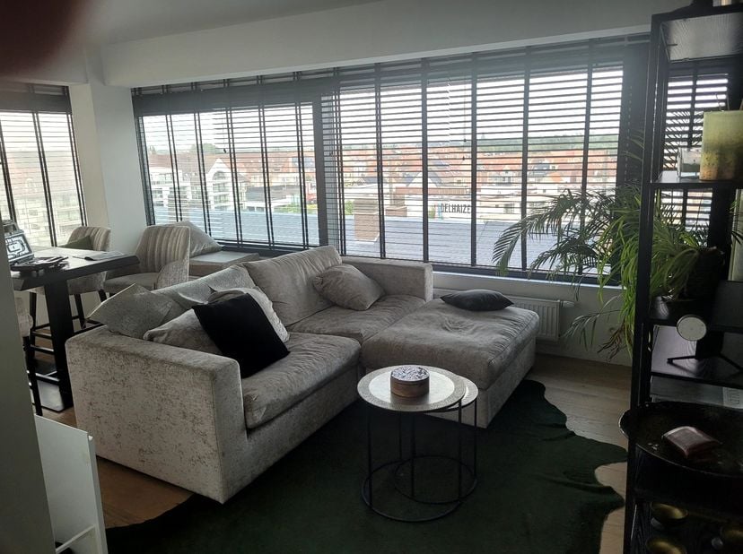 Prachtig 2 slaapkamers hoekappartement op de 5de verdieping met zijdelings zeezicht en 1 appartement per etage lift toegankelijk. <br />
<br />
Oost-z