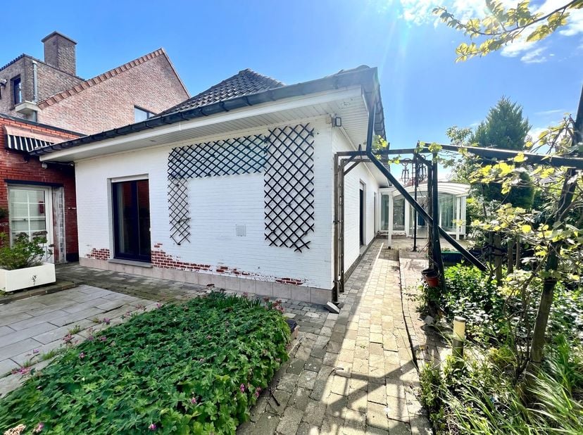 Ce bungalow rural à Hamme offre un potentiel intéressant avec une superficie de 757 mètres carrés.<br />
<br />
La propriété dispose d'un hall d'ent