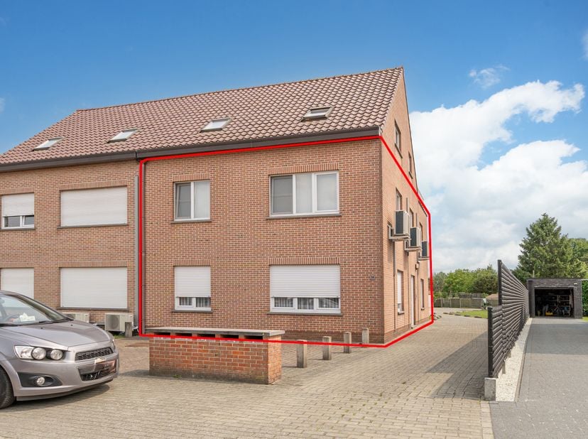 In een appartementsblok van 5 appartementen 4 appartementen met 8 garageboxen gelijktijdig te koop. Het dakappartement blijft buiten de verkoop. 4 gar