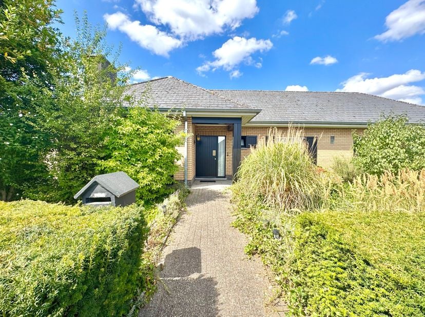 In deze rustige doodlopende straat in de Lindetuin staat deze bungalow te huur; Top locatie in Sint-Eloois-Vijve nabij alles wat men nodig heeft aan w