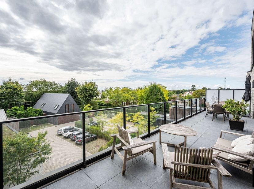 Cet appartement prêt à emménager (2021) est situé au 101 Stationsstraat à Waregem, à quelques pas de la gare et du centre-ville. Le salon lumineux ave
