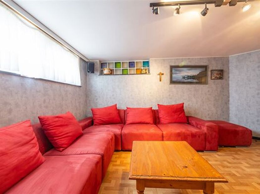Ruim kelderappartement gelegen op de zeedijk met een grote, zonnige koer, ideaal om te genieten van het buitenleven. Het appartement beschikt over twe