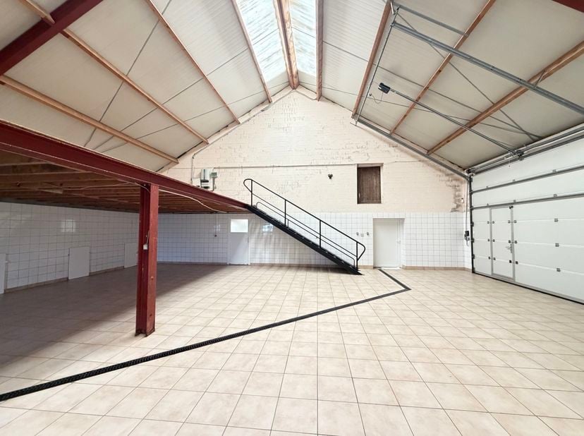 JulietImmo a le plaisir de vous proposer à la location cet entrepôt entièrement rénové.<br />
Ce hall, idéal pour le stockage de matériaux, de mobilie