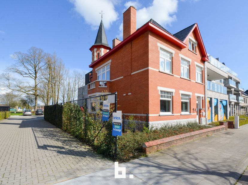 Afgesloten garagebox onder een nieuwbouw residentie, bereikbaar via een autolift. Automatische poort.