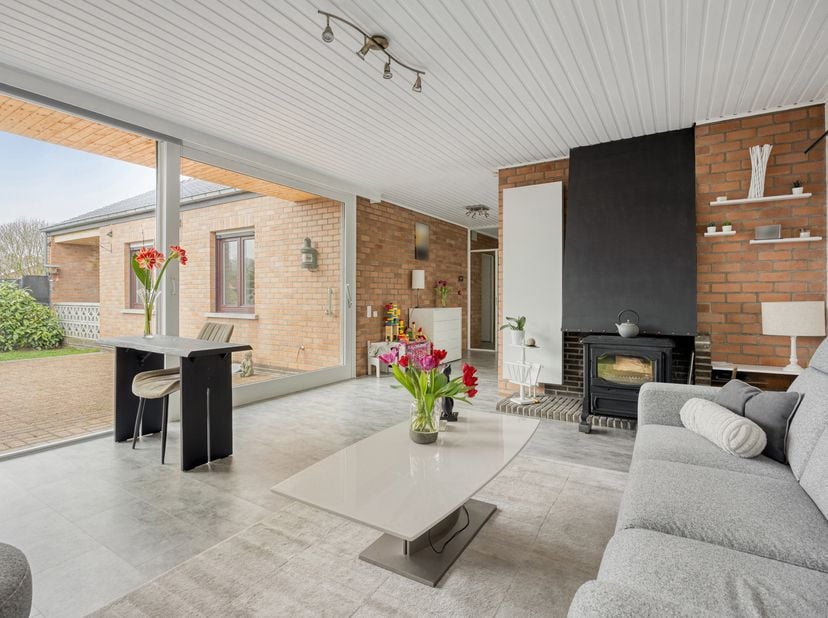 Villa située dans un quartier résidentiel entre Overijse et La Hulpe.<br />
Cette maison est implantée sur un terrain de +/-6a89ca, offrant une surfac