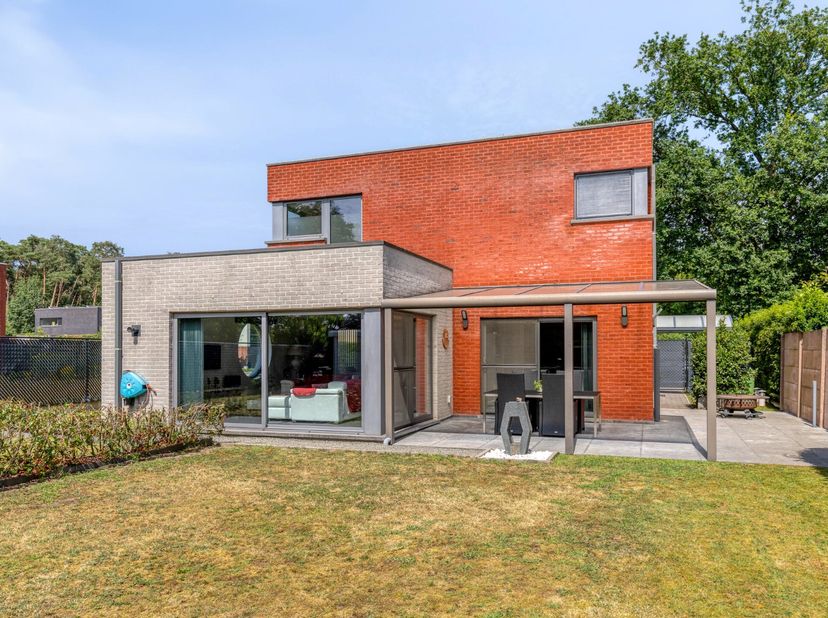 In een rustige en kindvriendelijke woonwijk in Zandhoven bevindt zich deze uitstekend onderhouden, stijlvolle villa op een mooi perceel met een zonnig