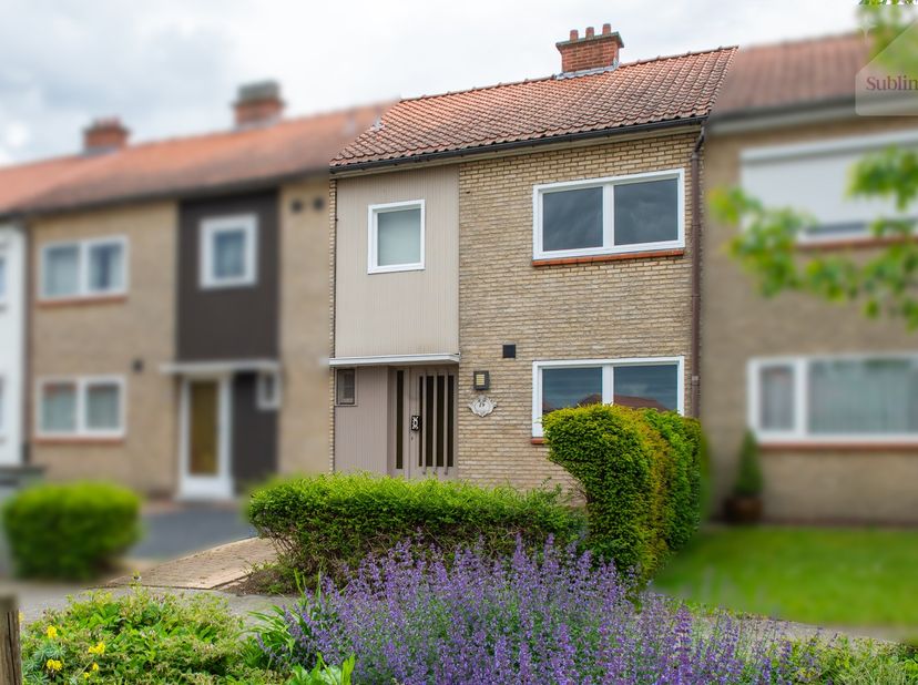 Nabij het centrum maar toch rustig gelegen in Meerhout bevindt zich deze eengezinswoning met drie volwaardige slaapkamers, ideaal voor een gezin dat o