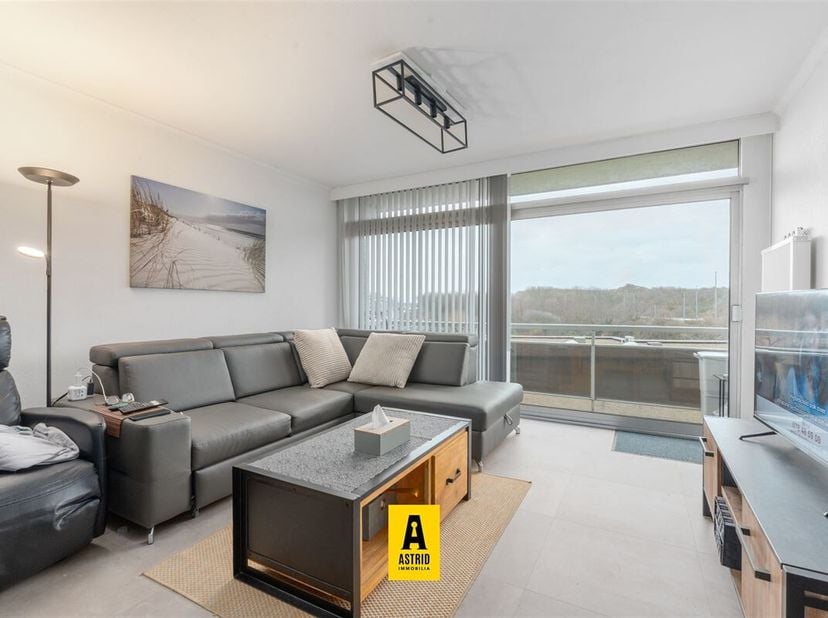 Op zoek naar een lichtrijk appartement met prachtige uitzichten én een centrale ligging? Dit ruime 1-slaapkamerappartement op de derde verdieping van