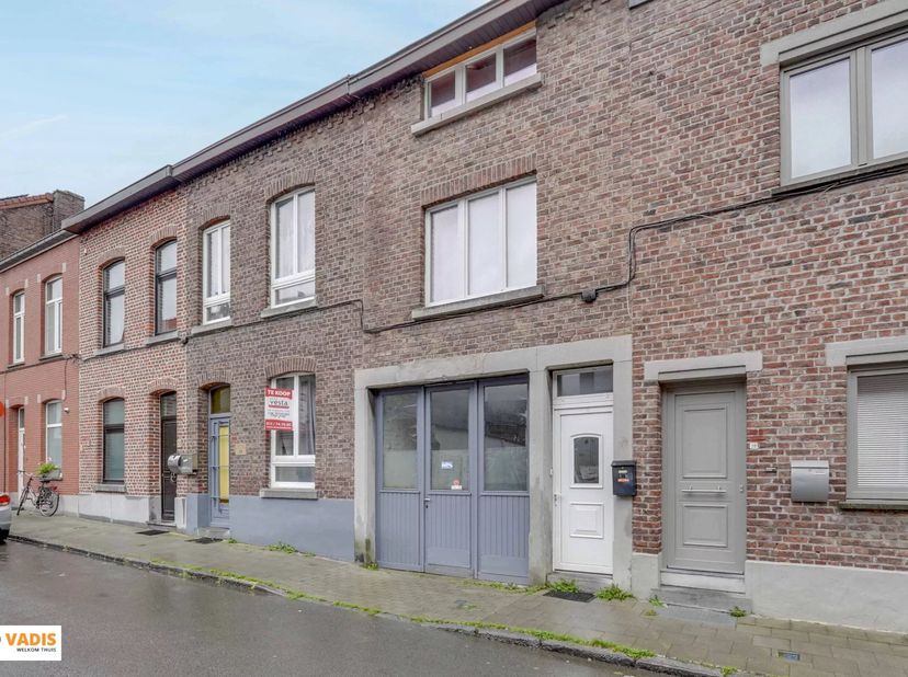 Dit appartement is gelegen in het bruisende hart van Sint-Truiden, in de Slagmolenstraat 28.<br />
Op het gelijkvloers bevindt zich een loods met tuin