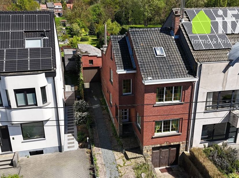 Degelijke en uitstekend gelegen halfopen bebouwing met 3 slaapkamers, op wandelafstand van de ingang van het zoniënwoud en nabij het centrum van Tervu