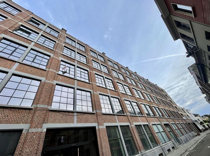Studio meublé, prêt à l'emploi, avec une ambiance de loft dans la Résidence Albert à louer !<br />
Situation : Situé dans le quartier animé d'Oud-Berc