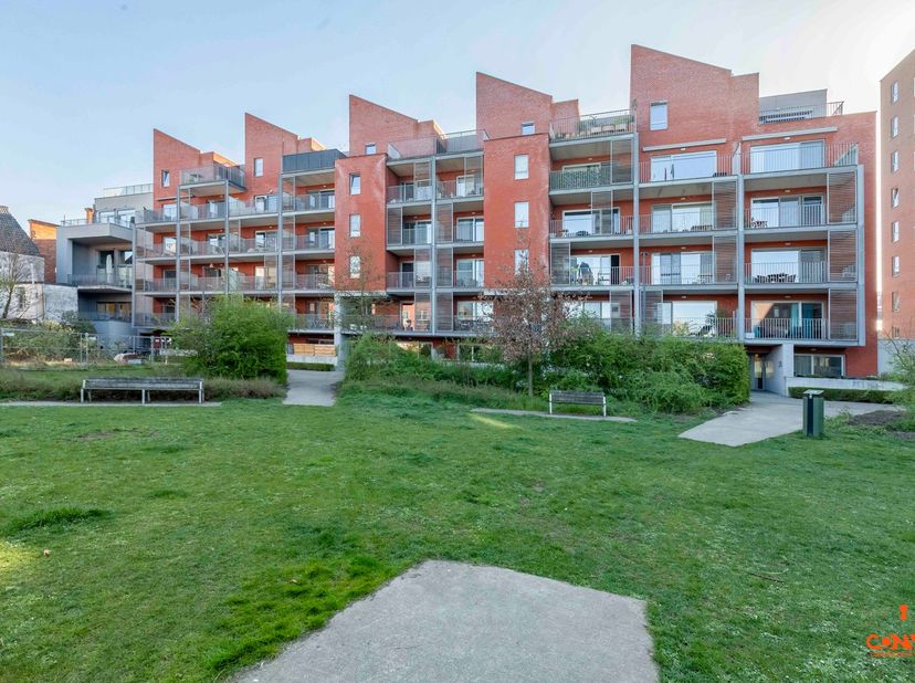 Deze autostaanplaats is gelegen aan Dok Noord op wandelafstand van het shoppingcentrum en vlakbij verschillende uitvalswegen, en maakt deel uit van he