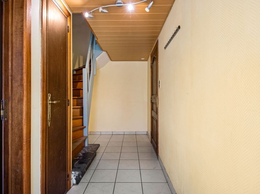 Op te frissen/te renoveren bel-etagewoning met potentieel op een gunstige ligging in Dendermonde. Deze woning beschikt over een bewoonbare oppervlakte