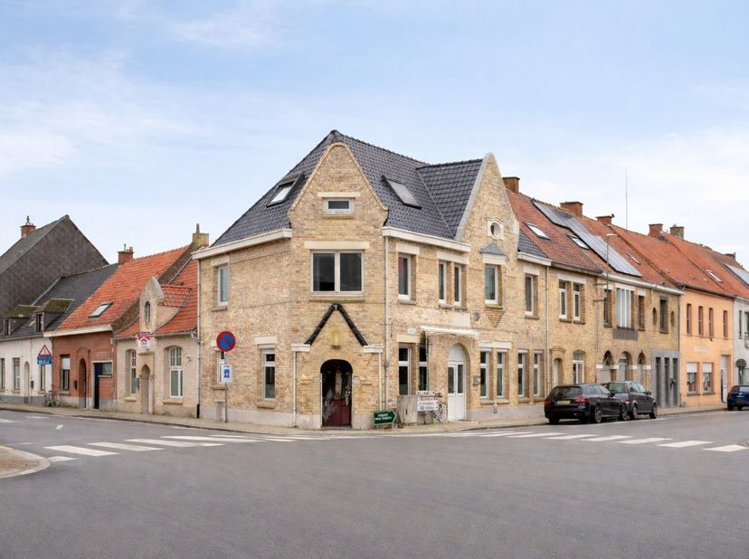 Bent u op zoek naar een handelshuis met woonst (5 slaapkamers)? Ontdek dan deze opportuniteit in centrum Ledegem (Adres: Stationsstraat 138, 8880 Lede