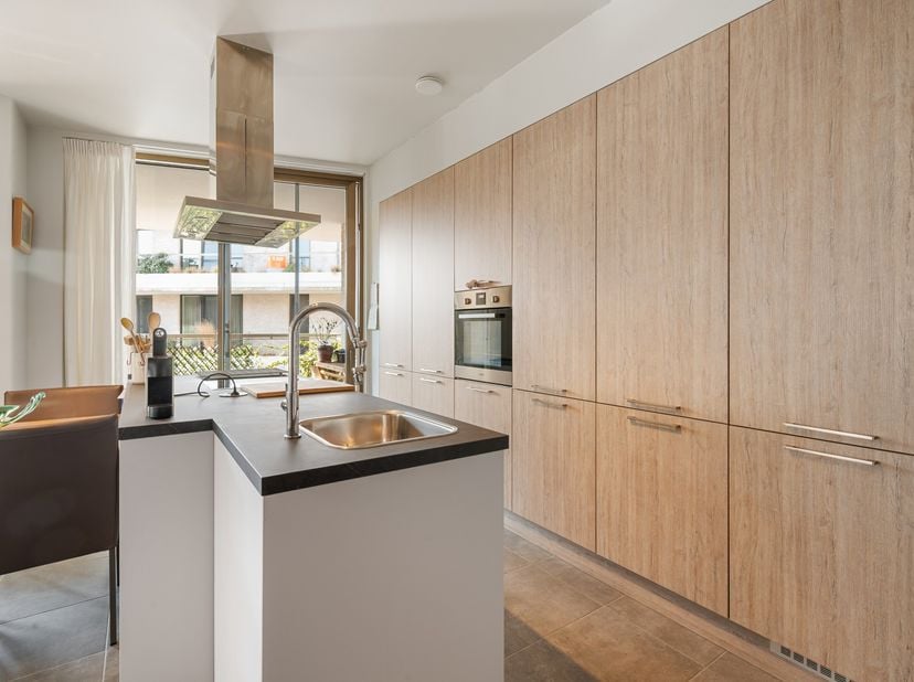 Op de eerste verdieping van de stijlvolle residentie 'De Bonnefant', gelegen aan de Bonnefantenstraat 10, bevindt zich een energiezuinige (verhuurde)