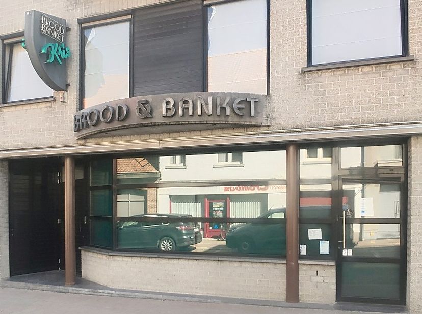 Pal in het centrum van Staden,  op wandelafstand van de markt van Staden, vinden we deze handelseigendom. <br />
Door de vele ruimtes, biedt deze eige