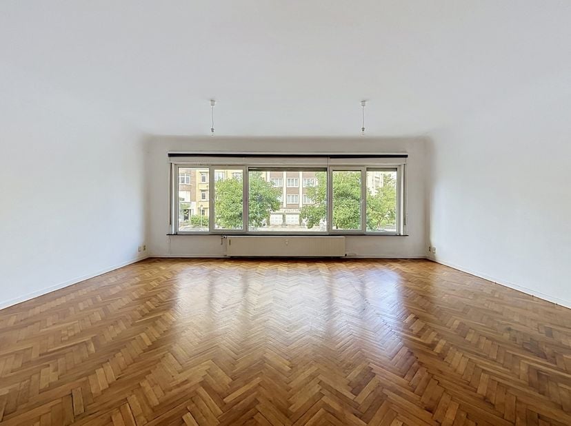 Dit appartement van ±120 m² ligt tussen de ULB en de begraafplaats van Elsene, in een prachtig Art-decogebouw, in een zeer gegeerde buurt die bekendst