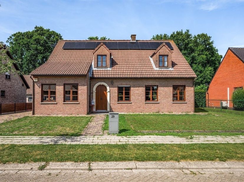 Description :<br />
Cette maison prête à emménager dispose d'un espace de vie lumineux avec un poêle à bois et une vue sur le jardin, d'une cuisine éq