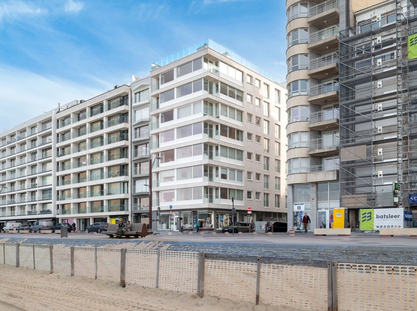 Magasin idéalement situé à l'angle de la Zeedijk et de la Strandstraat, entre l'Albertplein et la Wielingen, dans le sens de la circulation. Actuellem