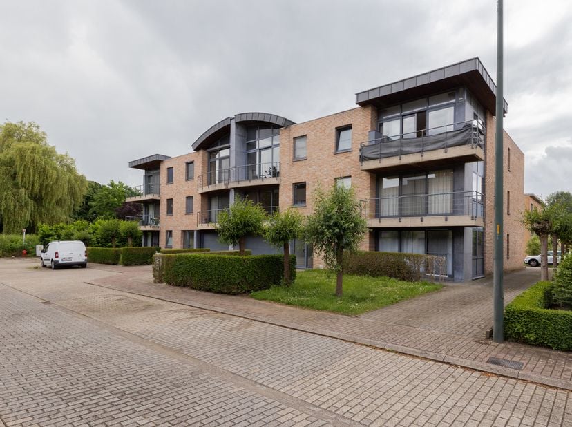 KORTENBERG – Mooi appartement in een rustige, doodlopende straat.<br />
Dit lichtrijke appartement, gelegen in een doodlopende straat, bestaat uit een