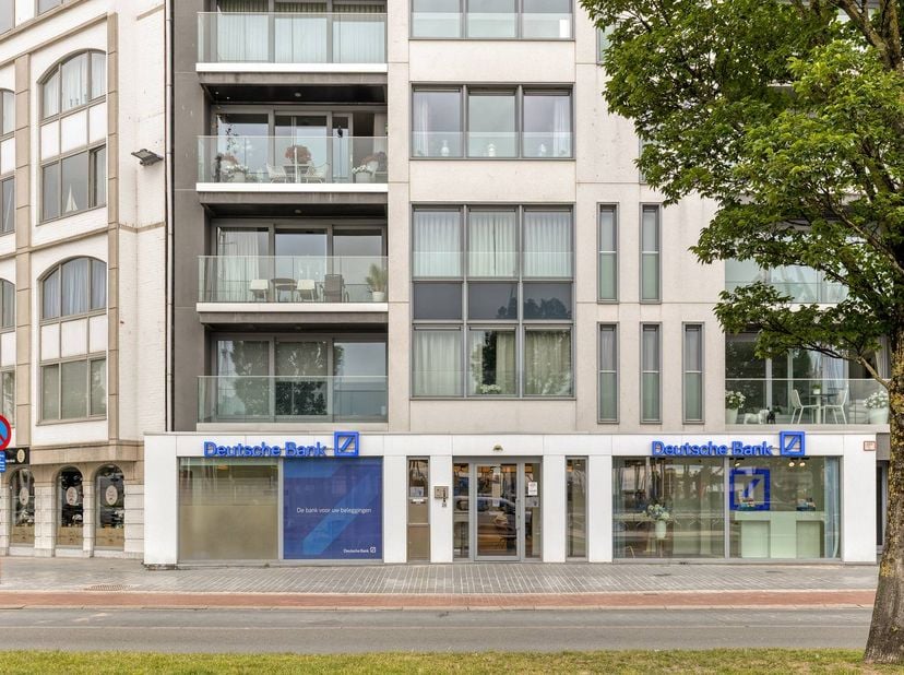 Het pand is momenteel ingericht als kantoor, maar leent zich dankzij de flexibele indeling en de indrukwekkende gevelbreedte met royale etalage perfec