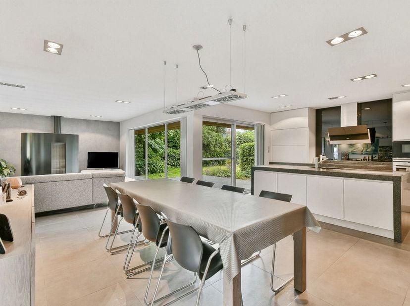 Op een rustige locatie in Koekelare bevindt zich deze verzorgde alleenstaande woning, gebouwd in 2006 op een perceel van 453 m². Met een bewoonbare op
