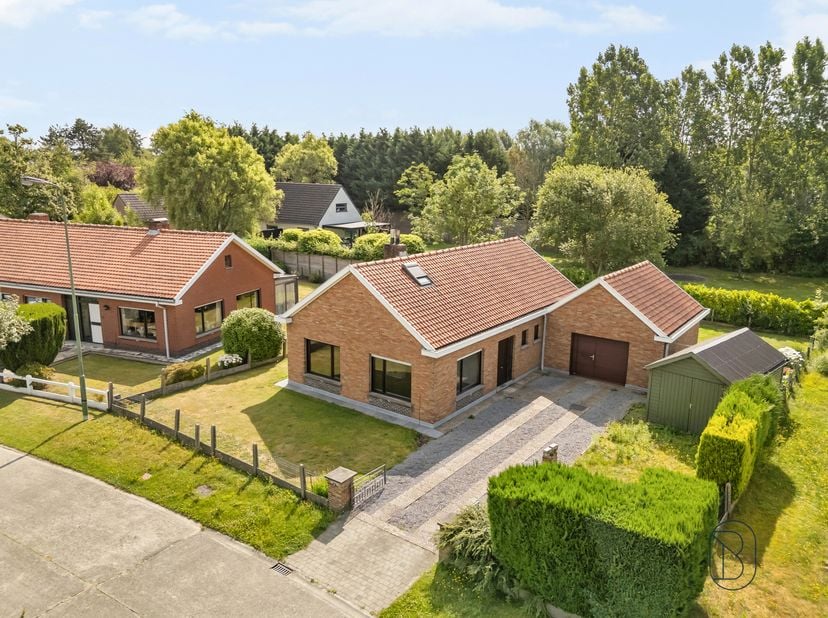In een rustige en aangename woonwijk in De Pinte bevindt zich deze charmante gezinswoning met 3 slaapkamers, een badkamer op het gelijkvloers en een m