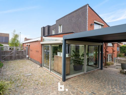                                         Maison à vendre à Sint-Eloois-Vijve, € 300.000
