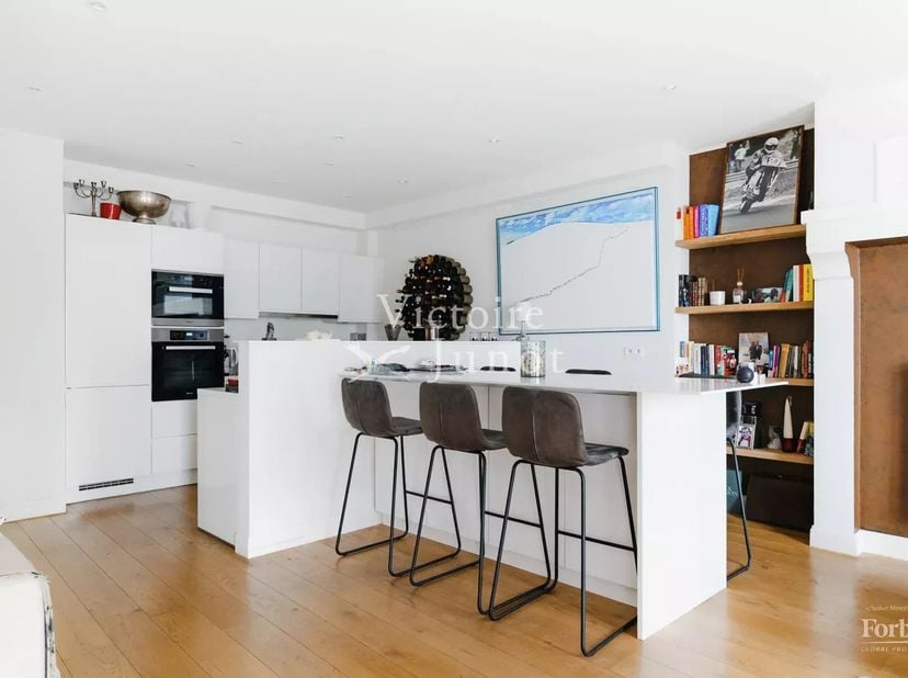 Victoire-Junot heeft het genoegen u dit charmante huis in een binnenplaats (voorheen een koetshuis) voor te stellen, dat volledig en smaakvol is geren
